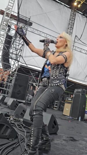 Doro Pesch Instagram - Here's me multi-tasking: Singing, filming and headbanging at the same time.
What a riot this was! Texas, we love you! We had such a blast at @hellsheroes 
American metalheads absolutely rule!
🇺🇸🇺🇸🇺🇸🇺🇸🇺🇸🇺🇸🇺🇸
Can't wait to be back in the USA soon for @mkemetalfest and @m3rockfestival 
🤘💪❤️🙏
#Love, #Doro
-
@deedrums
@nickdouglasmusic
@chriscafferyofficial
@tommybolanofficial
-
-
-
-
#doropesch #conqueress #allweare #warlock #allformetal #triumphandagony #dorofürimmer #metal #heavymetal #rock #metalhead #metalqueen #queenofmetal #fürimmer #metalheads #rocknroll #hairmetal #blondeshavemorefun #vegan #soberlife #nuclearblastrecords @nuclearblastrecords #monstersofrock #monstersofrockradio