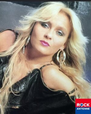 Doro Pesch Instagram - Dear all, Tomorrow is the first #Sunday of the month. So listen to "Doro's Radioshow" - from 6 pm to 8 pm CET at Germany's big rock radio station @rock_antenne or go to their webradio (link in the linktree in my bio). I play some of my favorite tunes, tell stories from the road, play some of your requests and more. Tune in and turn it up!
And yes, it's still in German 😀
🤘💪❤️📻🙏
Cheers, Doro
-
-
-
-
-
-
#doropesch #foreverwarriorsforeverunited #allweare #warlock #allformetal #triumphandagony #dorofürimmer #metal #heavymetal #rock #metalhead #metalqueen #queenofmetal #fürimmer #metalheadgirl #metalheads #hardrock #rocknroll #hairmetal #blondeshavemorefun #queenofjetlags #musicianlife #rocknrollradio #rockantenne #rockradio #metalradio #radiobrunch #vegan #nuclearblastrecords @nuclearblastrecords