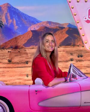 Dorothée Pousséo Instagram - Merveilleuse soirée pour cette pépite de film!!! Foncez voir BARBIE vous allez adorer c’est sûr! C’est tellement intelligent et drôle ☺️ Et tellement rose !!! Comme son public ce soir 💖💖💖

@6pri1 @natoogram @melococo @aurel__i_e @warnerbrosfr #barbiemovie #barbie #avantpremiere #pink