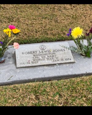 Dot-Marie Jones Instagram - HAPPY HEAVENLY BIRTHDAY TO MY DAD! CAN’T BELIEVE YOU HAVE BEEN GONE 48 YEARS.  I KNOW HE AND MOMMA ARE HAVING A GOOD DAY AND GOING DANCING TONIGHT! MISS THEM BOTH EVERYDAY. 🥰🥰🥰🎂😔🙏🏻❤️