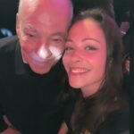 Dounia Coesens Instagram – Avec notre grand père à tous ! Quelle triste fin pour ce personnage emblématique, Roland, les images m’ont bouleversé… Mais hors caméra on profite encore de notre Michel Cordes, et des uns et des autres malgré la fin de Plus Belle La Vie ! Une famille s’est créée il y a 18 ans et grandira encore loin des plateaux de tournage..