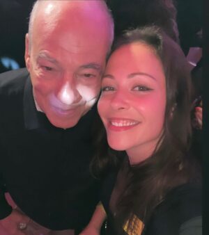 Dounia Coesens Instagram - Avec notre grand père à tous ! Quelle triste fin pour ce personnage emblématique, Roland, les images m’ont bouleversé… Mais hors caméra on profite encore de notre Michel Cordes, et des uns et des autres malgré la fin de Plus Belle La Vie ! Une famille s’est créée il y a 18 ans et grandira encore loin des plateaux de tournage..