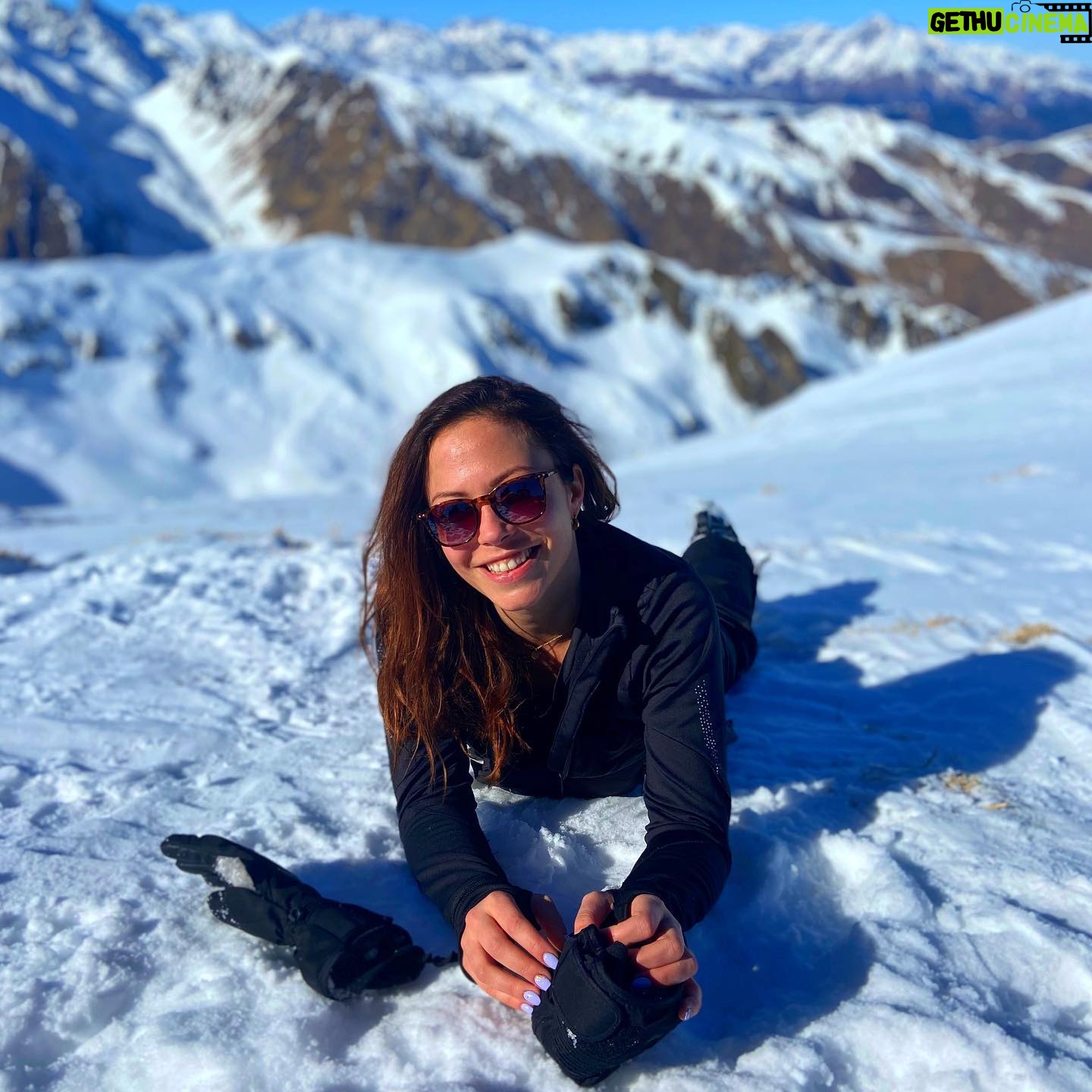 Dounia Coesens Instagram - Merci au @festivaltvluchon ! Une belle semaine, des films de qualité, du soleil, du sport.. tout ce que j’aime ! Merci à l’accueil chaleureux du public à l’avant-première de « Doc et Véto 2 ». Merci au @pghm.officiel pour ces exercices de folie en haute montagne 🏔 See you next year !
