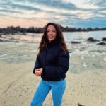 Dounia Coesens Instagram – Sur une plage du Finistère.. Je suis tombée amoureuse de cette région ressourçante et tellement belle 🤍🌎
Merci @toutcommenceenfinistere pour cette découverte et j’espère à bientôt. @laetitia_fr_ 
📸 @grainedemagie