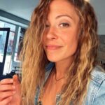 Dounia Coesens Instagram - Nouvelle coiffure pour le personnage de Emma 🎬 ✂️ Sylvie Mathevet @france3 #lescharognards #ladocetleveto #episode4