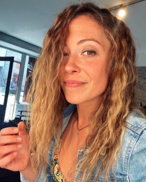 Dounia Coesens Instagram - Nouvelle coiffure pour le personnage de Emma 🎬
 ✂️ Sylvie Mathevet 
@france3 #lescharognards #ladocetleveto #episode4