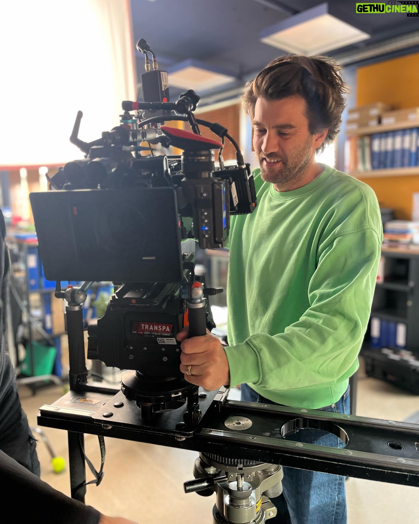Dounia Coesens Instagram - Je vous présente « Tom et Lola » Fin d’une 2ème cession de tournage, encore 4 épisodes tournés 🎬 2 amis d’enfance en coloc, tous 2 flics qui tentent de gérer leur boulot et leur famille. Hâte que vous découvriez ces personnages un peu fou, en fin d’année sur @france2 ! Merci à mon partenaire @pierreyves_bon ❤️ aux producteurs @sebastien.pavard @cyril.hgl ainsi qu’aux réalisateurs @jason_roffe @kopeckystephane @octaveraspail @thierry1169 Avec @gregoirepaturel @elodievarletofficiel @yassine.hitch @evelyneelgarbyk @mariehelene.lentini @leeloo_eyme @evalipmann @gabinvisona @jeremiepoppe @blandinepapillon