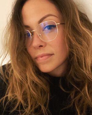 Dounia Coesens Instagram - Nouvelles lunettes VS Je vois enfin que 2021 va étrangement ressembler à 2020 .. 

Courage à tous 💪🏻 

#putaindecovid #soyonsunis