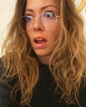 Dounia Coesens Instagram - Nouvelles lunettes VS Je vois enfin que 2021 va étrangement ressembler à 2020 .. 

Courage à tous 💪🏻 

#putaindecovid #soyonsunis