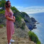 Dounia Coesens Instagram – 📸 @arthur_aumerle 🤍
« On dirait le Sud
Le temps dure longtemps
Et la vie sûrement
Plus d’un million d’années
Et toujours en été » 
Octobre ☀️