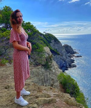 Dounia Coesens Instagram - 📸 @arthur_aumerle 🤍
« On dirait le Sud
Le temps dure longtemps
Et la vie sûrement
Plus d'un million d'années
Et toujours en été » 
Octobre ☀️