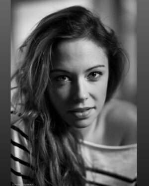 Dounia Coesens Instagram - Quand tu retombes sur le travail de @_pedro_lombardi 📸 Merci pour ton regard. Hâte d’être à la prochaine séance 🙃😉 
#pedrolombardi #noiretblanc #portrait #tango_plb #pedrolombardiphotographer #pedrolombardiphoto #mirada