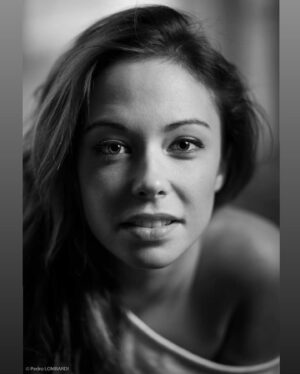 Dounia Coesens Instagram - Quand tu retombes sur le travail de @_pedro_lombardi 📸 Merci pour ton regard. Hâte d’être à la prochaine séance 🙃😉 
#pedrolombardi #noiretblanc #portrait #tango_plb #pedrolombardiphotographer #pedrolombardiphoto #mirada