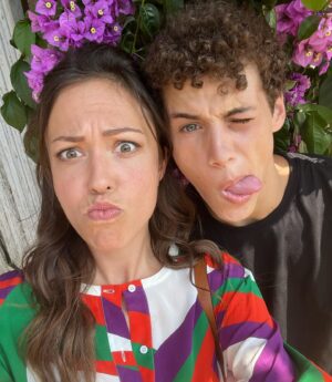 Dounia Coesens Instagram - Quelles belles rencontres sur @dna_tf1 

1. La famille Saeed ! Mon @sasha_birdy_ et mon @samy_gharbi de grands comédiens au grand cœur. Samy nos soirées fous rires vont me manquer, mais on se lâche pas ❤️

2. Parce que parfois je suis aussi joueuse que mon fils de fiction 😜 

3. 👮🏻‍♂️Protégée par la joyeuse bande du commissariat qui m’ont accueilli les bras ouverts @youcefagl @mayel_elhajaoui @franckmonsigny 

4. Mon @farouk_bermouga, incroyable partenaire. J’ai adoré jouer avec toi, quel homme ! Charisme et professionnalisme garanti. Mon @youcefagl, frère tu me fais tellement rire …❤️ 

5. @emoireoff & @kamelbelghazi, Emmanuel, douceur et beauté incarnée. Kamel, jamais 2 sans 3 j’espère à vite 😘 

6. Quand on rigole trop fort @sasha_birdy_ 🤣 et que même hors scène je dois aussi jouer la maman 😜 Tu vas me manquer mon fils.

7. Ma @charlienune, mon repère, mon amie. Je te rappelle demain d’ailleurs 🤣😘

8. La sublimissime et plus que talentueuse @juliedebazac.officiel avec qui c’était une évidence. 

Merci à toutes les équipes techniques et réalisatrices/eurs. C’est un aurevoir mais pas un adieu, j’espère. Je pars pour découvrir d’autres personnages mais je vous dis peut-être à l’année prochaine ! Merci @dna_tf1 & @tf1 de m’avoir fait ce beau cadeau qu’est le personnage de Romy. Elle m’a donné de la force. Merci 🙏🏻