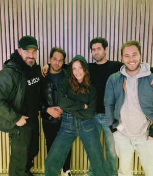Dounia Coesens Instagram - Quelles belles rencontres sur @dna_tf1 

1. La famille Saeed ! Mon @sasha_birdy_ et mon @samy_gharbi de grands comédiens au grand cœur. Samy nos soirées fous rires vont me manquer, mais on se lâche pas ❤️

2. Parce que parfois je suis aussi joueuse que mon fils de fiction 😜 

3. 👮🏻‍♂️Protégée par la joyeuse bande du commissariat qui m’ont accueilli les bras ouverts @youcefagl @mayel_elhajaoui @franckmonsigny 

4. Mon @farouk_bermouga, incroyable partenaire. J’ai adoré jouer avec toi, quel homme ! Charisme et professionnalisme garanti. Mon @youcefagl, frère tu me fais tellement rire …❤️ 

5. @emoireoff & @kamelbelghazi, Emmanuel, douceur et beauté incarnée. Kamel, jamais 2 sans 3 j’espère à vite 😘 

6. Quand on rigole trop fort @sasha_birdy_ 🤣 et que même hors scène je dois aussi jouer la maman 😜 Tu vas me manquer mon fils.

7. Ma @charlienune, mon repère, mon amie. Je te rappelle demain d’ailleurs 🤣😘

8. La sublimissime et plus que talentueuse @juliedebazac.officiel avec qui c’était une évidence. 

Merci à toutes les équipes techniques et réalisatrices/eurs. C’est un aurevoir mais pas un adieu, j’espère. Je pars pour découvrir d’autres personnages mais je vous dis peut-être à l’année prochaine ! Merci @dna_tf1 & @tf1 de m’avoir fait ce beau cadeau qu’est le personnage de Romy. Elle m’a donné de la force. Merci 🙏🏻