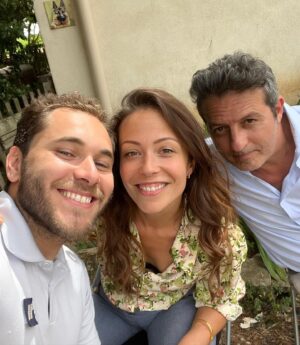 Dounia Coesens Instagram - Quelles belles rencontres sur @dna_tf1 

1. La famille Saeed ! Mon @sasha_birdy_ et mon @samy_gharbi de grands comédiens au grand cœur. Samy nos soirées fous rires vont me manquer, mais on se lâche pas ❤️

2. Parce que parfois je suis aussi joueuse que mon fils de fiction 😜 

3. 👮🏻‍♂️Protégée par la joyeuse bande du commissariat qui m’ont accueilli les bras ouverts @youcefagl @mayel_elhajaoui @franckmonsigny 

4. Mon @farouk_bermouga, incroyable partenaire. J’ai adoré jouer avec toi, quel homme ! Charisme et professionnalisme garanti. Mon @youcefagl, frère tu me fais tellement rire …❤️ 

5. @emoireoff & @kamelbelghazi, Emmanuel, douceur et beauté incarnée. Kamel, jamais 2 sans 3 j’espère à vite 😘 

6. Quand on rigole trop fort @sasha_birdy_ 🤣 et que même hors scène je dois aussi jouer la maman 😜 Tu vas me manquer mon fils.

7. Ma @charlienune, mon repère, mon amie. Je te rappelle demain d’ailleurs 🤣😘

8. La sublimissime et plus que talentueuse @juliedebazac.officiel avec qui c’était une évidence. 

Merci à toutes les équipes techniques et réalisatrices/eurs. C’est un aurevoir mais pas un adieu, j’espère. Je pars pour découvrir d’autres personnages mais je vous dis peut-être à l’année prochaine ! Merci @dna_tf1 & @tf1 de m’avoir fait ce beau cadeau qu’est le personnage de Romy. Elle m’a donné de la force. Merci 🙏🏻