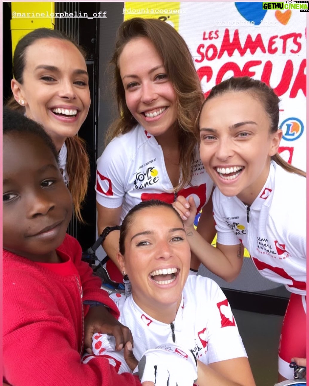 Dounia Coesens Instagram - Ça y est on a fini l’étape du coeur pour @mecenatcardiaque ! Avec Ange, 7 ans opéré il y a 1 mois et demi et sauvé par @mecenatcardiaque ! 27km à vélo sur le @letourdefrance avec @justinehutteau @laurentmaistret @claude_kohlanta @marinelorphelin_off @vandamme_ines @lelievremass @cartmanofficiel @alex.henrard @samdavies_sailing 🚴♀️