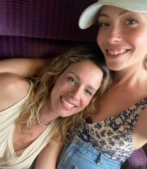 Dounia Coesens Instagram - Quelles belles rencontres sur @dna_tf1 

1. La famille Saeed ! Mon @sasha_birdy_ et mon @samy_gharbi de grands comédiens au grand cœur. Samy nos soirées fous rires vont me manquer, mais on se lâche pas ❤️

2. Parce que parfois je suis aussi joueuse que mon fils de fiction 😜 

3. 👮🏻‍♂️Protégée par la joyeuse bande du commissariat qui m’ont accueilli les bras ouverts @youcefagl @mayel_elhajaoui @franckmonsigny 

4. Mon @farouk_bermouga, incroyable partenaire. J’ai adoré jouer avec toi, quel homme ! Charisme et professionnalisme garanti. Mon @youcefagl, frère tu me fais tellement rire …❤️ 

5. @emoireoff & @kamelbelghazi, Emmanuel, douceur et beauté incarnée. Kamel, jamais 2 sans 3 j’espère à vite 😘 

6. Quand on rigole trop fort @sasha_birdy_ 🤣 et que même hors scène je dois aussi jouer la maman 😜 Tu vas me manquer mon fils.

7. Ma @charlienune, mon repère, mon amie. Je te rappelle demain d’ailleurs 🤣😘

8. La sublimissime et plus que talentueuse @juliedebazac.officiel avec qui c’était une évidence. 

Merci à toutes les équipes techniques et réalisatrices/eurs. C’est un aurevoir mais pas un adieu, j’espère. Je pars pour découvrir d’autres personnages mais je vous dis peut-être à l’année prochaine ! Merci @dna_tf1 & @tf1 de m’avoir fait ce beau cadeau qu’est le personnage de Romy. Elle m’a donné de la force. Merci 🙏🏻
