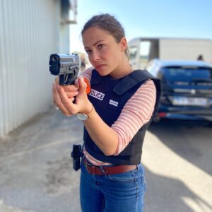 Dounia Coesens Instagram - Elle c’est Juliette, et elle est déter ;) 

@france2 @thebarbaraschulz @lartducrime @leafazer 
📸 @nicolasgob_off 

#policière #lartducrime #determinée #enquête #seriepolicière
