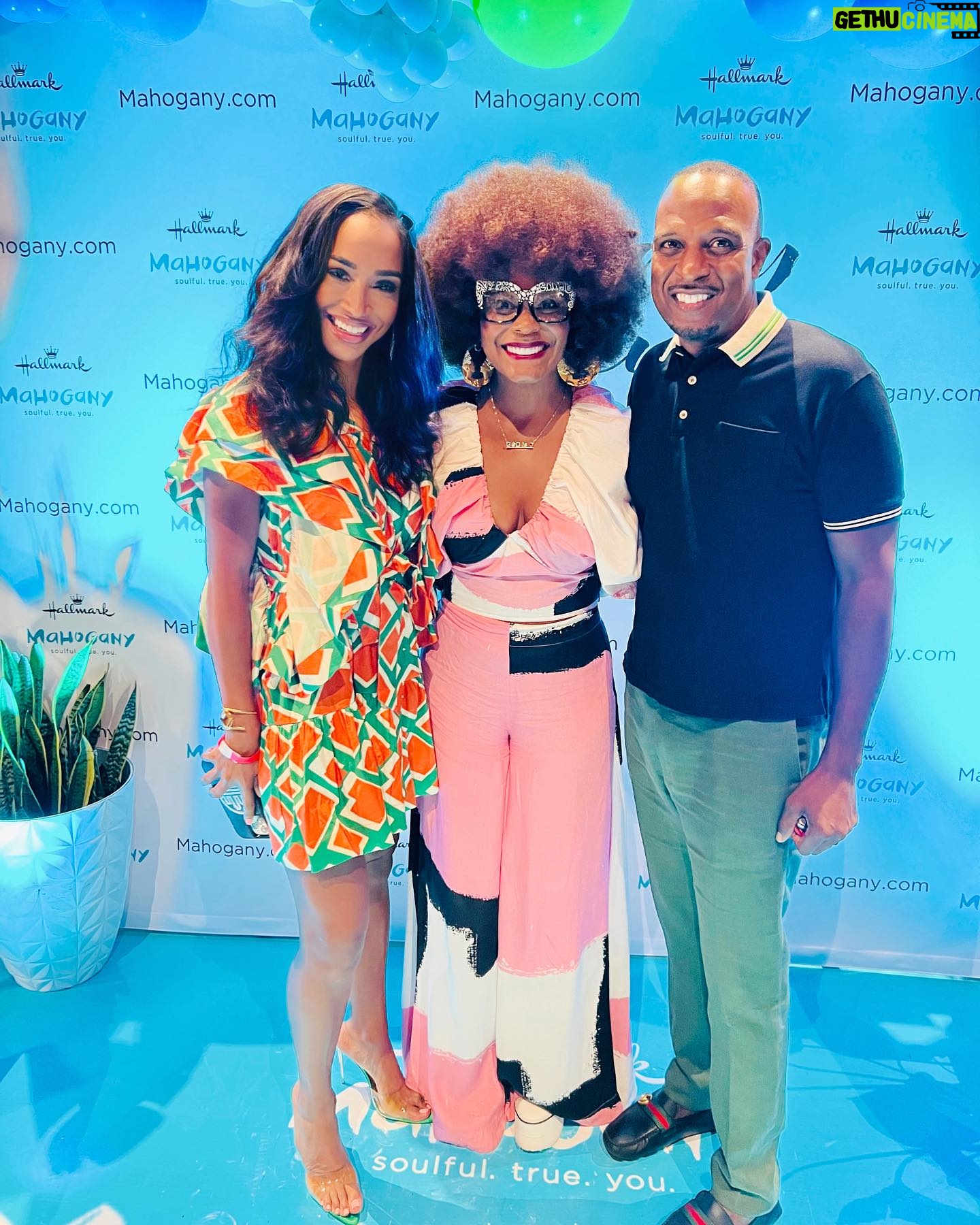 Dr. Contessa Metcalfe Instagram - @iamtabithabrown is a constant reminder of #ToThineOwnSelfBeTrue and that one doesn’t have to trample over others or be “mean” to become successful Without question… There is enough for EVERYONE. There are enough seats 💺 at the table (If there isn’t one for you- you are at the wrong table….) Such an inspiration🫶🏾 Thank you @hallmarkmahogany for always raising the bar on the promotion of positive #BlackImages in media 🌹 (I almost didn’t post this because the sleeve of my dress was folded in the front and I’m trying to evoke only positive energy… let’s see how it goes 🥰) #DrContessa #DrScott #HauteDoc #TabithaBrown #GodKeepsBlowingMyMind