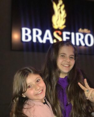 Duda Batista Instagram - Ontem, dia 08/08, foi dia de celebrar o aniversário da minha querida mamãe @simonelourdes.dudinha! 🎉🥳🎂❤️
E para tornar esse dia especial, decidimos levá-la a um lugar incrível. 
Escolhemos conhecer o @braseirodorio e aproveitamos para experimentar o maravilhoso rodízio de petiscos, e de cara  posso te  adiantar que foi tudo maravilhoso, então se liga nessa dica valiosa. 

🚨Além disso, não poderíamos deixar de mencionar as promoções imperdíveis do local. 

🍻Para os papais e mamães, há canecas de chopp zero grau disponíveis das 17h às 20h por preços atrativos: R$5,50 para a versão artesanal e R$6,90 o da Brahma. Nas quintas-feiras, há promoções especiais de drinks onde o segundo sai com 50% de desconto.

🎼 Para os amantes de música ao vivo, as terças, quintas, sextas e sábados às 20h é a oportunidade perfeita para curtir as apresentações musicais. 

⏰ Quanto aos horários de funcionamento, o restaurante está aberto das 18h às 23h30 nas segundas e terças, das 12h às 23h nas quartas e quintas, das 12h às 23h nas sextas e sábados, e das 12h às 00h e aos domingos das 12h às 21h.

🤑 Não posso esquecer de mencionar o destaque do local: o incrível rodízio de petiscos que ocorre às terças e quintas, das 18h às 23h, por um valor de R$54,99.

😋 Portanto, anote essa dica incrível e prepare-se para saborear essas delícias! 
O cardápio conta com pastéis de carne, frango, queijo e camarão, espetinhos de carne, frango e coração, bolinho de aipim com carne seca, bacalhau, e feijoada, pão de alho, gurjão de frango e peixe, anéis de cebola, batata frita e batata chips, frango à passarinho, linguiça acebolada, isca contra filé e manta suína.

🤤 Para finalizar, as sobremesas são um espetáculo à parte, com mini churros e banana com açúcar e canela acompanhados de sorvete. 

🥫Os molhos Roser Barbecue, tártaro, mostarda e mel complementam essa experiência gastronômica única.

📍Localizado na Taquara, o restaurante oferece um espaço amplo e ainda permite reservas para eventos especiais. Não perca a chance de vivenciar uma celebração incrível!

#aniversarioemagosto #aniversário #restaurante #rodizio #lugarmaravilhoso #dudabatista #atriz #atrizmirim