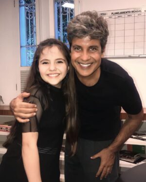 Duda Batista Instagram - Hoje eu quero agradecer a Deus pela sua vida tio @pedropontodevirada  As vezes fico pensando como Deus é maravilhoso e como eu sou feliz, e abençoada em ter vc na minha vida. Que seu dia seja de muito amor, rodeado de carinho e de pessoas que te amam! Eu papai e mamãe desejamos muito amor saúde e paz na sua vida. Não me canso de te agradecer, muito obrigada por tudo! Te amo!💜🥰🥳🎂🎉🎈🎁👏🏻👏🏻💜 
.
.
.
#pedrovasconcelos #aniversário #dudabatista #atriz #atrizmirim #diretor #cinema #novela #teatro
