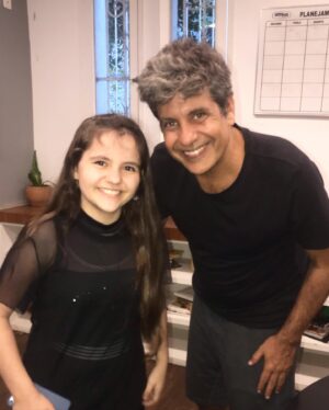 Duda Batista Instagram - Hoje eu quero agradecer a Deus pela sua vida tio @pedropontodevirada  As vezes fico pensando como Deus é maravilhoso e como eu sou feliz, e abençoada em ter vc na minha vida. Que seu dia seja de muito amor, rodeado de carinho e de pessoas que te amam! Eu papai e mamãe desejamos muito amor saúde e paz na sua vida. Não me canso de te agradecer, muito obrigada por tudo! Te amo!💜🥰🥳🎂🎉🎈🎁👏🏻👏🏻💜 
.
.
.
#pedrovasconcelos #aniversário #dudabatista #atriz #atrizmirim #diretor #cinema #novela #teatro