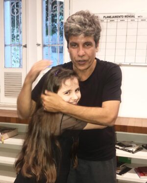 Duda Batista Instagram - Hoje eu quero agradecer a Deus pela sua vida tio @pedropontodevirada  As vezes fico pensando como Deus é maravilhoso e como eu sou feliz, e abençoada em ter vc na minha vida. Que seu dia seja de muito amor, rodeado de carinho e de pessoas que te amam! Eu papai e mamãe desejamos muito amor saúde e paz na sua vida. Não me canso de te agradecer, muito obrigada por tudo! Te amo!💜🥰🥳🎂🎉🎈🎁👏🏻👏🏻💜 
.
.
.
#pedrovasconcelos #aniversário #dudabatista #atriz #atrizmirim #diretor #cinema #novela #teatro
