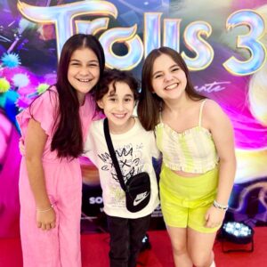 Duda Batista Instagram - Sempre fui fã dos Trolls, e tive até festa de aniversário deles.
E hoje assisti a pré estréia de #trolls3 e foi incrível! parabéns a todos envolvidos!🥰👏🏻🎉

.
.
.
Look: @pipitus.kids 
Loja: Pipitus Kids 

@universalpicsbr
@larissamanoela 
@andreamurucci 

#trolls3filme  #larissamanoela #universalfilm #domingo #dudabatista #atriz #atrizmirim
