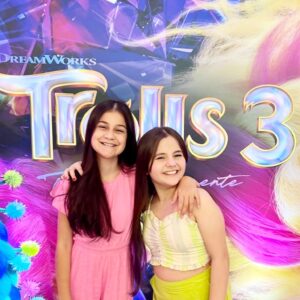 Duda Batista Instagram - Sempre fui fã dos Trolls, e tive até festa de aniversário deles.
E hoje assisti a pré estréia de #trolls3 e foi incrível! parabéns a todos envolvidos!🥰👏🏻🎉

.
.
.
Look: @pipitus.kids 
Loja: Pipitus Kids 

@universalpicsbr
@larissamanoela 
@andreamurucci 

#trolls3filme  #larissamanoela #universalfilm #domingo #dudabatista #atriz #atrizmirim