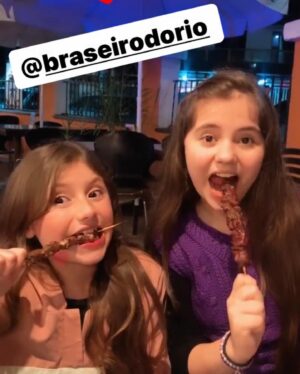 Duda Batista Instagram - Ontem, dia 08/08, foi dia de celebrar o aniversário da minha querida mamãe @simonelourdes.dudinha! 🎉🥳🎂❤️
E para tornar esse dia especial, decidimos levá-la a um lugar incrível. 
Escolhemos conhecer o @braseirodorio e aproveitamos para experimentar o maravilhoso rodízio de petiscos, e de cara  posso te  adiantar que foi tudo maravilhoso, então se liga nessa dica valiosa. 

🚨Além disso, não poderíamos deixar de mencionar as promoções imperdíveis do local. 

🍻Para os papais e mamães, há canecas de chopp zero grau disponíveis das 17h às 20h por preços atrativos: R$5,50 para a versão artesanal e R$6,90 o da Brahma. Nas quintas-feiras, há promoções especiais de drinks onde o segundo sai com 50% de desconto.

🎼 Para os amantes de música ao vivo, as terças, quintas, sextas e sábados às 20h é a oportunidade perfeita para curtir as apresentações musicais. 

⏰ Quanto aos horários de funcionamento, o restaurante está aberto das 18h às 23h30 nas segundas e terças, das 12h às 23h nas quartas e quintas, das 12h às 23h nas sextas e sábados, e das 12h às 00h e aos domingos das 12h às 21h.

🤑 Não posso esquecer de mencionar o destaque do local: o incrível rodízio de petiscos que ocorre às terças e quintas, das 18h às 23h, por um valor de R$54,99.

😋 Portanto, anote essa dica incrível e prepare-se para saborear essas delícias! 
O cardápio conta com pastéis de carne, frango, queijo e camarão, espetinhos de carne, frango e coração, bolinho de aipim com carne seca, bacalhau, e feijoada, pão de alho, gurjão de frango e peixe, anéis de cebola, batata frita e batata chips, frango à passarinho, linguiça acebolada, isca contra filé e manta suína.

🤤 Para finalizar, as sobremesas são um espetáculo à parte, com mini churros e banana com açúcar e canela acompanhados de sorvete. 

🥫Os molhos Roser Barbecue, tártaro, mostarda e mel complementam essa experiência gastronômica única.

📍Localizado na Taquara, o restaurante oferece um espaço amplo e ainda permite reservas para eventos especiais. Não perca a chance de vivenciar uma celebração incrível!

#aniversarioemagosto #aniversário #restaurante #rodizio #lugarmaravilhoso #dudabatista #atriz #atrizmirim