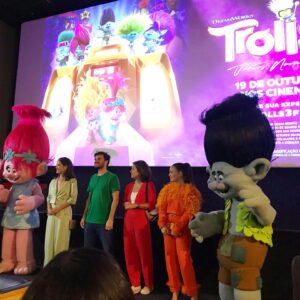 Duda Batista Instagram - Sempre fui fã dos Trolls, e tive até festa de aniversário deles.
E hoje assisti a pré estréia de #trolls3 e foi incrível! parabéns a todos envolvidos!🥰👏🏻🎉

.
.
.
Look: @pipitus.kids 
Loja: Pipitus Kids 

@universalpicsbr
@larissamanoela 
@andreamurucci 

#trolls3filme  #larissamanoela #universalfilm #domingo #dudabatista #atriz #atrizmirim