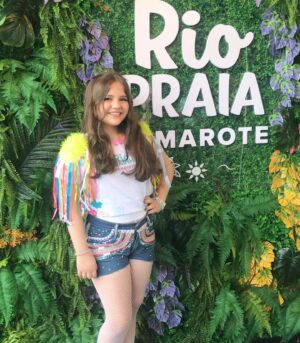 Duda Batista Instagram - Ontem foi a segunda vez que fui convidada p/ curtir essa linda festa que é o carnaval, no  @camaroteriopraia . Foi simplesmente incrível! Eu, minha família e amigos nos divertimos muito, com muita músicas brincadeiras, bebidas e comidinhas  deliciosas. Foi incrível!!! 

Muito obrigada: @camaroteriopraia 
@alan.victorrr 

#carnaval #folia #festa #camarote #musica #samba #alegria #fantasia #fun #fy #riodejaneiro #viral #fyp #fypage