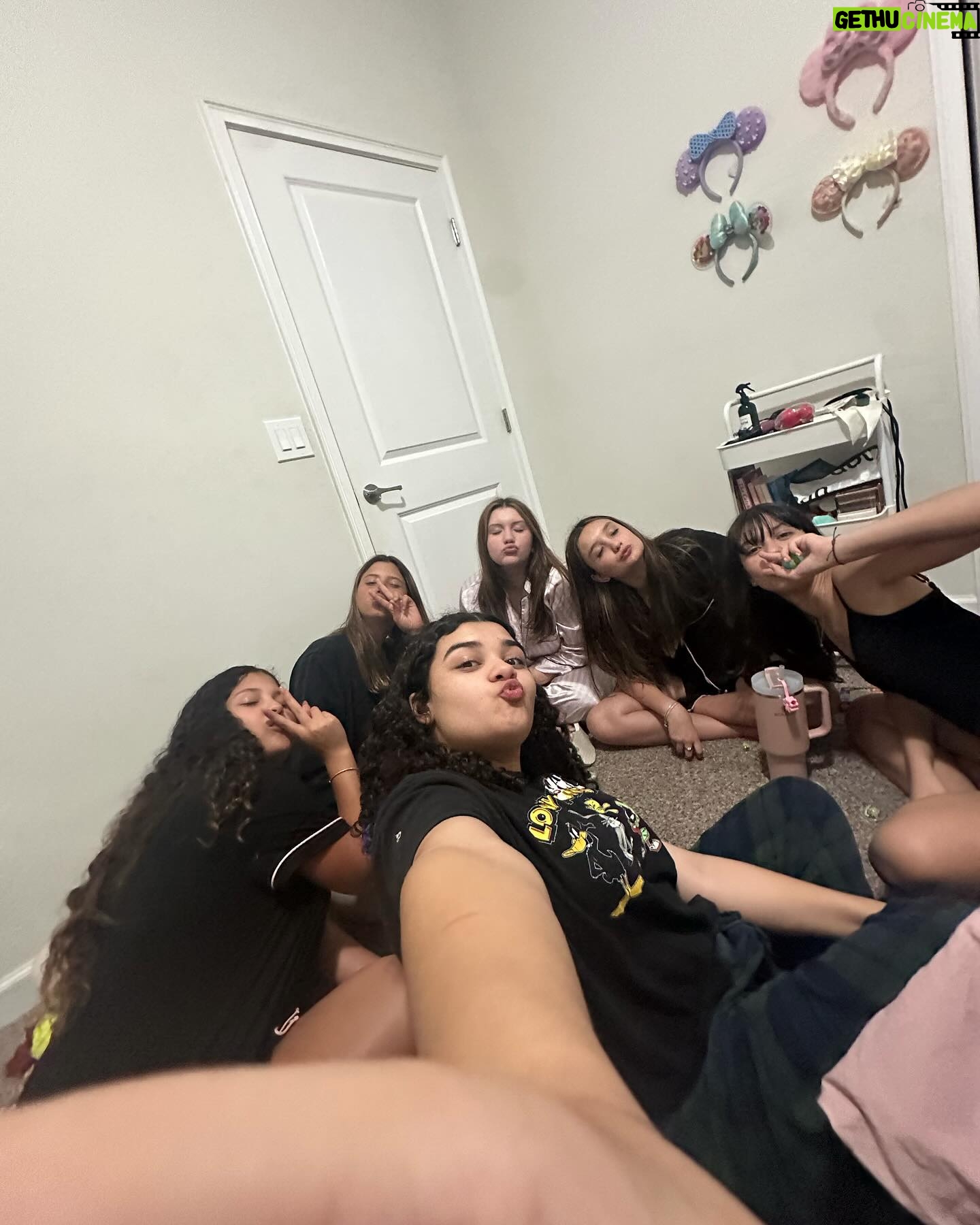 Duda Silva - 109 Likes - #tbt of the most wonderful spring break ever! 💐
.
.
.
#friendsandfamily #springbreak #spring2024 #happiness #explore #explorepage