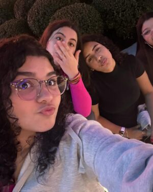 Duda Silva Instagram - on wednesdays we wear pink!🩷🎀
#meangirls #meangirlsmusical 
as quartas usamos rosa! 💗
#meninasmalvadas #meninasmalvadasfilme #onwednesdayswewearpink #asquartasusamosrosa #brodwaymusical #broadway