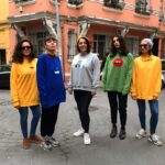 Duygu Yetiş Instagram – İstanbul’a ayağımı basar basmaz mahalleyi renklendiren, tasarımlarıyla yüzümüzü güldüren ve tabi ki bu soğuk günlerde bizi ısıtan @dilekyildis ‘a ve @aski.nisantasi ‘a çookkk teşekkür ederiz. Dileekkkkkk çok güzellerrrr 😍😍😍 ellerine sağlık ❤️❤️❤️