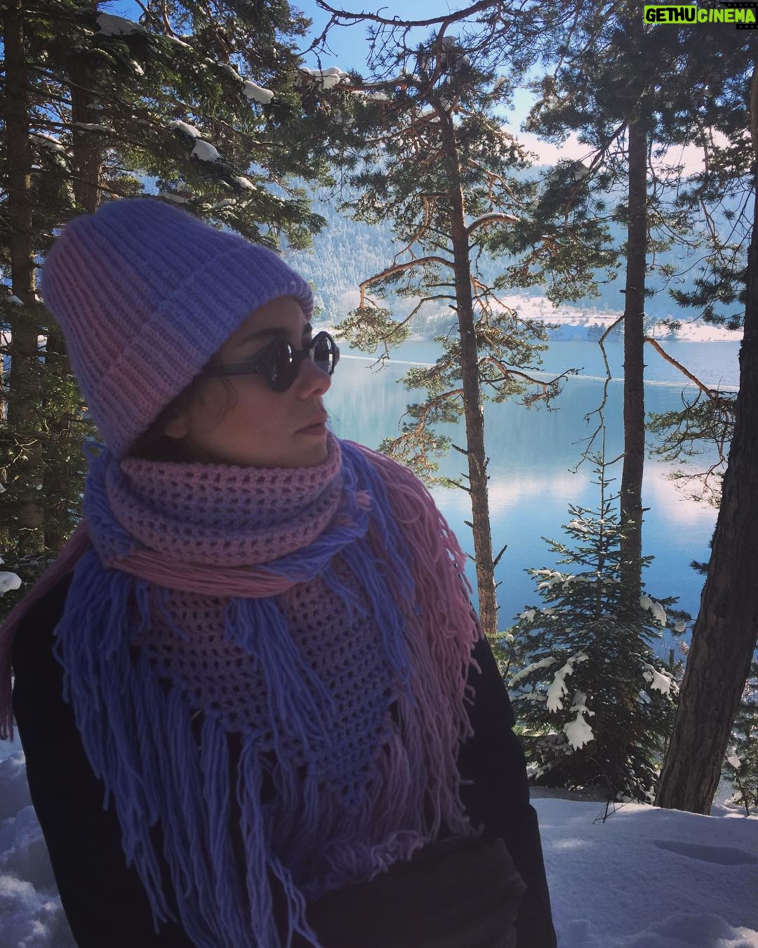 Duygu Yetiş - 9K Likes - Mutlu yıllar ❄️❄️❄️❄️❄️
