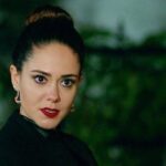 Duygu Yetiş Instagram - Bütün kızlar toplanmışız 🤣🤣🤣 #repost @kokarcamedya ・・・ Duygu Yetiş ve onunla hayat bulan karakterler... Her biri bize farklı duygular yaşattı. Sizin en favori Duygu Yetiş karakteriniz hangisi? 😍🤔 #kokarcamedya #duyguyetiş #sinema #dizi #tiyatro