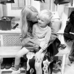 Ebba Kleberg von Sydow Instagram - Imorse. Sista gången nånsin jag lämnade den här lillprinsen på jordens tryggaste, finaste, härligaste plats - förskolan. Så många år, så tog det slut. Aldrig mer. Tacksamhet över att han blivit tröstad, omplåstrad, busad med, allt han fått lära sig om livet, och 🌍 här. Medans jag rusat på, pussat hejdå, vinkat genom fönstret, kastat mig till möten, fixat alla tusen och åter TUSEN saker som alltid måste fixas. Allt rusar i sådan fart. Usch. Jag grät så mycket idag, över tiden som rinner genom mina fingrar. Allt fel jag säkert gör, allt jag borde gjort mer av. Jag orkar sällan ens stanna upp och tänka på det, den förbannade tiden, och det BLIR ju också bara roligare - jag VET det. Här och nu är allt vi har. Men ibland väller det över en, och det gjorde det idag 💔