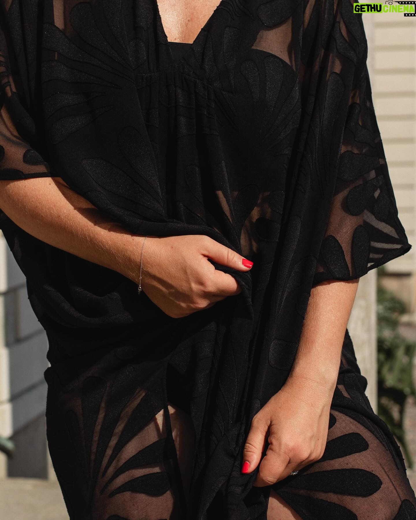 Ebba Kleberg von Sydow Instagram - Reklam: Elegant, välklädd enkelhet, allt jag vill ha just nu ❤️ Som ett perfekt ☝🏽 set i svart (du kommer älska!) & stilsäker, sval kaftan som jag stylar i stan såväl som på stranden. Och stråväskan med svarta detaljer 👌🏽 Skynda till @mqmarqet för nya kollektionen… 🖤