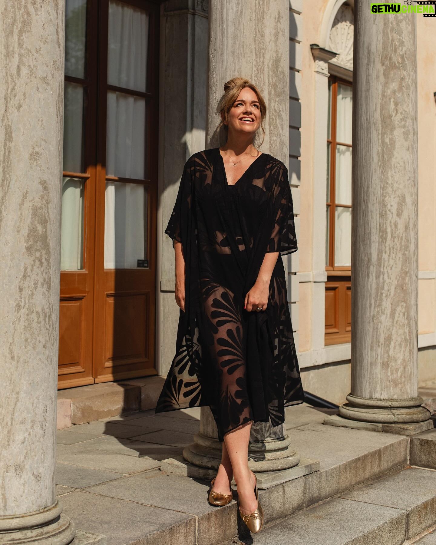 Ebba Kleberg von Sydow Instagram - Reklam: Elegant, välklädd enkelhet, allt jag vill ha just nu ❤️ Som ett perfekt ☝🏽 set i svart (du kommer älska!) & stilsäker, sval kaftan som jag stylar i stan såväl som på stranden. Och stråväskan med svarta detaljer 👌🏽 Skynda till @mqmarqet för nya kollektionen… 🖤