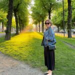 Ebba Kleberg von Sydow Instagram – Jordens bästa svarta klänning, igår kväll på väg hem från kvällsutflykt med barnen till Tessinparken – FÖR fint för att inte ta en sväng ut ❤️