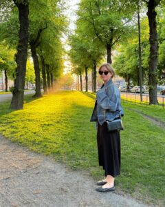 Ebba Kleberg von Sydow Instagram - Jordens bästa svarta klänning, igår kväll på väg hem från kvällsutflykt med barnen till Tessinparken - FÖR fint för att inte ta en sväng ut ❤️