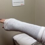 Ebba Kleberg von Sydow Instagram - Hej 2024, NU kör vi! Avgipsad = firar härmed MITT nyår. Att kunna skåla (well, snart iaf) med höger hand! Absolut mer synd om andra - men har helt ärligt varit rejält jobbigt (och fyfarao så ont jag hade, efter olyckan när jag störtade rakt ner i gatan och bröt ett ben i handen, på DAGEN när jag just repat mig efter en annan hälsogrej, som sänkt min höst) och segt att jobba runt en gipsad höger. Med skrivande, med massa jobb som tagit dubbla tiden, uppdrag, plåtningar, TV-jobb och ja, att vara bortskämd med två fungerande händer… ✊🏽 Också en förklaring till dålig pepp på vissa fronter i livet, vilket nog skymtat även här på Insta ❤️ Nu: Rehab och som jag konstaterade på gymmet imorse: Målbild denna vår? Skadefri kropp. Herregud som jag drömmer om det. En stor, stark längtan efter att vara smärtfri och fungerande ❤️ SWIPE höger för bildbevis (ok, kanske skryt?!) för de gånger jag ändå kommit iväg till gymmet trots gipshanden! Alla gångerna jag INTE kommit iväg blev det alltså ingen selfie… 🥹 Men som med så mycket annat, fokusera på det som BLIR AV 💪🏽