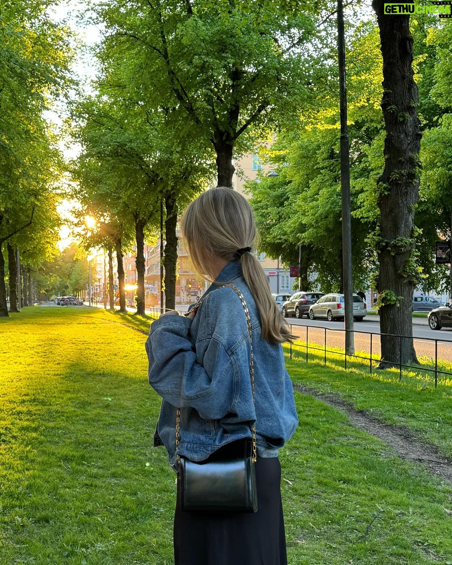 Ebba Kleberg von Sydow Instagram - Jordens bästa svarta klänning, igår kväll på väg hem från kvällsutflykt med barnen till Tessinparken - FÖR fint för att inte ta en sväng ut ❤️