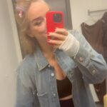 Ebba Kleberg von Sydow Instagram - Hej 2024, NU kör vi! Avgipsad = firar härmed MITT nyår. Att kunna skåla (well, snart iaf) med höger hand! Absolut mer synd om andra - men har helt ärligt varit rejält jobbigt (och fyfarao så ont jag hade, efter olyckan när jag störtade rakt ner i gatan och bröt ett ben i handen, på DAGEN när jag just repat mig efter en annan hälsogrej, som sänkt min höst) och segt att jobba runt en gipsad höger. Med skrivande, med massa jobb som tagit dubbla tiden, uppdrag, plåtningar, TV-jobb och ja, att vara bortskämd med två fungerande händer… ✊🏽 Också en förklaring till dålig pepp på vissa fronter i livet, vilket nog skymtat även här på Insta ❤️ Nu: Rehab och som jag konstaterade på gymmet imorse: Målbild denna vår? Skadefri kropp. Herregud som jag drömmer om det. En stor, stark längtan efter att vara smärtfri och fungerande ❤️ SWIPE höger för bildbevis (ok, kanske skryt?!) för de gånger jag ändå kommit iväg till gymmet trots gipshanden! Alla gångerna jag INTE kommit iväg blev det alltså ingen selfie… 🥹 Men som med så mycket annat, fokusera på det som BLIR AV 💪🏽