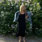 Ebba Kleberg von Sydow Instagram - Senaste 📸 dagarna… ❤️ 1. Syrendoft, jeansjacka & ballerina 2. Massor att plåta men LIKA viktigt med fika i solen ❤️ @lisa.hooks & @byelvira 3. Familjedubbel och avslutning på bästa klubben @lidingo_btk och Klas & Johan kommer med med buckla! 🤩 4. Work in progress / change is good! 5. På väg till 10-årsfirande som sent ska glömmas 🥂 @ceciliablankens 6. Hurra för @yourblankens och skorna på bordet ÄR vid speciella tillfällen högst befogat! 🛎️ 7. Funktionärströja på 🙋🏼‍♀️ Att få prata, heja och peppa på alla duktiga, modiga tävlande barn på Stockholms knattesim var så lyxigt - och roligt! 8. Maratonlördag! Skrålande från vår balkong där alla sprang förbi - och promenerade genom stan och folkfesten! Njöt! Och blev springsugen! 9. Just nu. Överallt. Utmanar mig själv att VARJE dag, nån liten stund, släppa ner axlarna och njuta. 10. Grustennis och lycka över att handen håller - bara servehelvetet kvar då?! 🤯