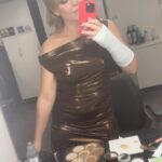 Ebba Kleberg von Sydow Instagram - Hej 2024, NU kör vi! Avgipsad = firar härmed MITT nyår. Att kunna skåla (well, snart iaf) med höger hand! Absolut mer synd om andra - men har helt ärligt varit rejält jobbigt (och fyfarao så ont jag hade, efter olyckan när jag störtade rakt ner i gatan och bröt ett ben i handen, på DAGEN när jag just repat mig efter en annan hälsogrej, som sänkt min höst) och segt att jobba runt en gipsad höger. Med skrivande, med massa jobb som tagit dubbla tiden, uppdrag, plåtningar, TV-jobb och ja, att vara bortskämd med två fungerande händer… ✊🏽 Också en förklaring till dålig pepp på vissa fronter i livet, vilket nog skymtat även här på Insta ❤️ Nu: Rehab och som jag konstaterade på gymmet imorse: Målbild denna vår? Skadefri kropp. Herregud som jag drömmer om det. En stor, stark längtan efter att vara smärtfri och fungerande ❤️ SWIPE höger för bildbevis (ok, kanske skryt?!) för de gånger jag ändå kommit iväg till gymmet trots gipshanden! Alla gångerna jag INTE kommit iväg blev det alltså ingen selfie… 🥹 Men som med så mycket annat, fokusera på det som BLIR AV 💪🏽