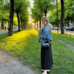 Ebba Kleberg von Sydow Instagram – Jordens bästa svarta klänning, igår kväll på väg hem från kvällsutflykt med barnen till Tessinparken – FÖR fint för att inte ta en sväng ut ❤️