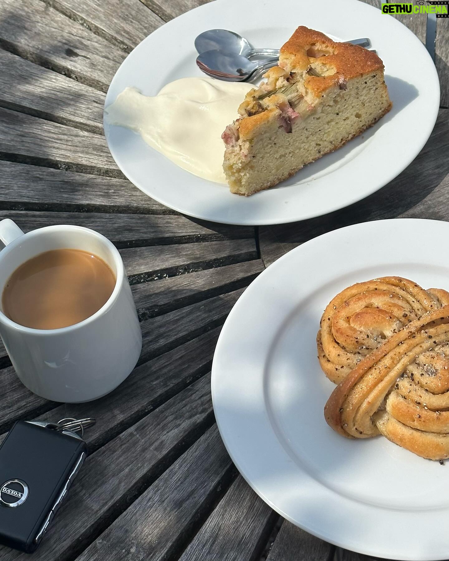 Ebba Kleberg von Sydow Instagram - Senaste đž dagarna⊠â€ïž 1. Syrendoft, jeansjacka & ballerina 2. Massor att plĂ„ta men LIKA viktigt med fika i solen â€ïž @lisa.hooks & @byelvira 3. Familjedubbel och avslutning pĂ„ bĂ€sta klubben @lidingo_btk och Klas & Johan kommer med med buckla! đ€© 4. Work in progress / change is good! 5. PĂ„ vĂ€g till 10-Ă„rsfirande som sent ska glömmas đ„ @ceciliablankens 6. Hurra för @yourblankens och skorna pĂ„ bordet ĂR vid speciella tillfĂ€llen högst befogat! đïž 7. FunktionĂ€rströja pĂ„ đđŒââïž Att fĂ„ prata, heja och peppa pĂ„ alla duktiga, modiga tĂ€vlande barn pĂ„ Stockholms knattesim var sĂ„ lyxigt - och roligt! 8. Maratonlördag! SkrĂ„lande frĂ„n vĂ„r balkong dĂ€r alla sprang förbi - och promenerade genom stan och folkfesten! Njöt! Och blev springsugen! 9. Just nu. Ăverallt. Utmanar mig sjĂ€lv att VARJE dag, nĂ„n liten stund, slĂ€ppa ner axlarna och njuta. 10. Grustennis och lycka över att handen hĂ„ller - bara servehelvetet kvar dĂ„?! đ€Ż